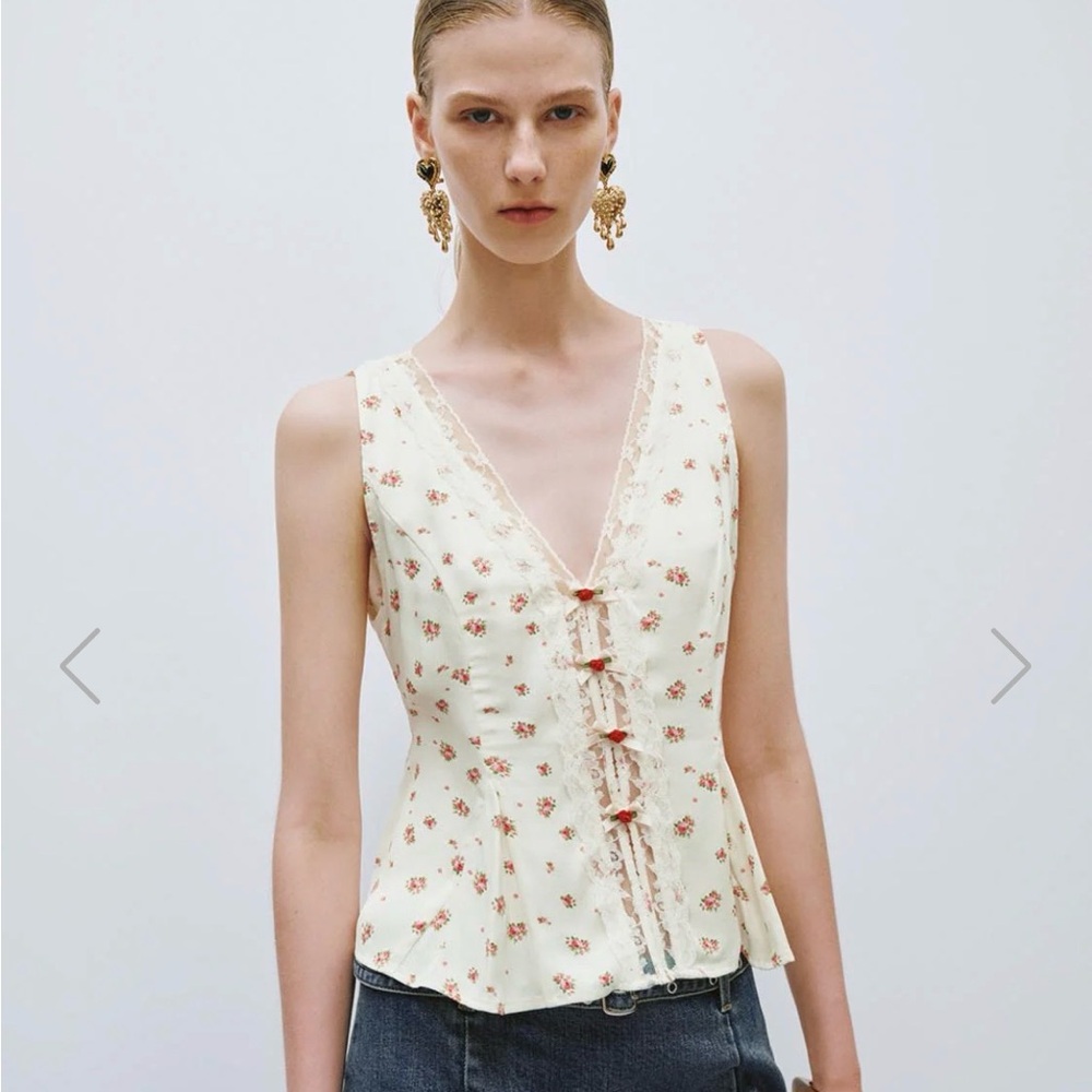 Chic Floral Cream Blouse with Lace Trim